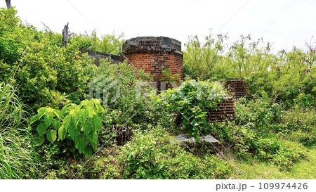 沖縄県津堅島の沖縄最古の旧灯台跡 109974426