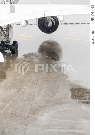 雨の空港　旅客機エンジンの排気熱　沖縄県那覇市 109974543