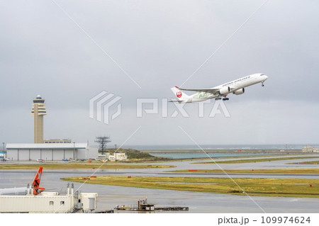 雨の空港　離陸する飛行機　沖縄県那覇市 109974624
