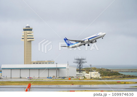 雨の空港 離陸する飛行機 沖縄県那覇市 雨の空港 離陸する飛行機 沖縄県那覇市 109974630