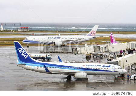 雨の空港 タキシング中の飛行機 沖縄県那覇市 雨の空港 タキシング中の飛行機 沖縄県那覇市 109974766