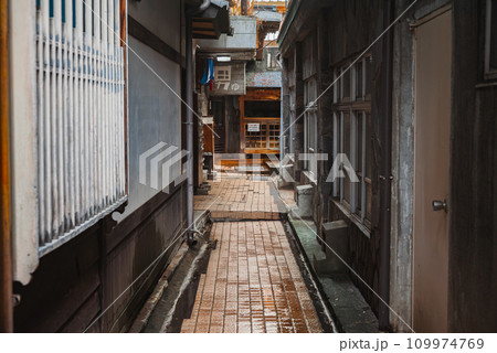 渋大湯・男湯入口と銭洗い温泉がある路地の風景【湯田中渋温泉】 渋大湯・男湯入口と銭洗い温泉がある路地の風景【湯田中渋温泉】 109974769
