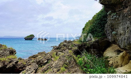 沖縄県津堅島のホートゥガーから見える海 109974841