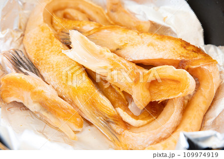 美味しい鮭ハラスのアルミホイル焼き 美味しい鮭ハラスのアルミホイル焼き 109974919