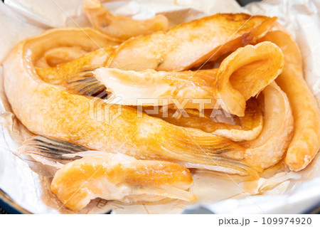 美味しい鮭ハラスのアルミホイル焼き 美味しい鮭ハラスのアルミホイル焼き 109974920
