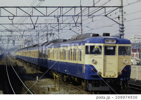 総武線・快速、113系クハ111-1056他、1130F列車、本八幡にて、1980年1月2日 109974930