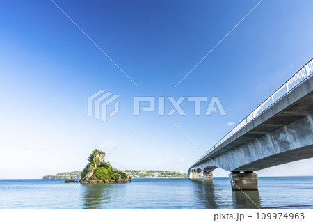 青空と古宇利大橋　沖縄県名護市 109974963