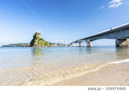 青空と古宇利大橋　沖縄県名護市 109974966