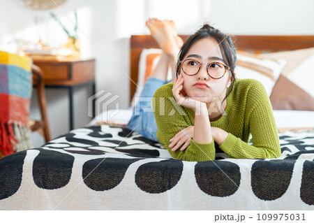 くつろぐ若い女性 109975031