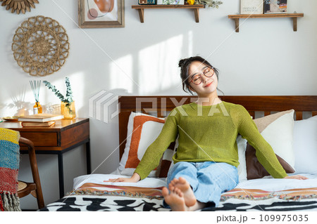 くつろぐ若い女性 109975035