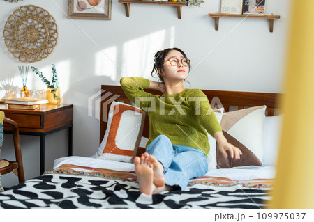 くつろぐ若い女性 くつろぐ若い女性 109975037