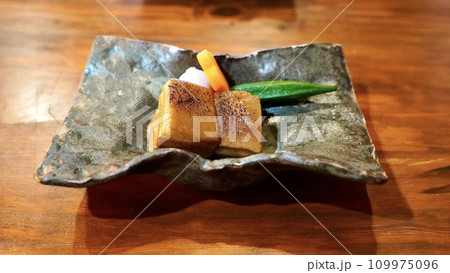 沖縄の伝統料理であるてびち（豚の角煮） 109975096