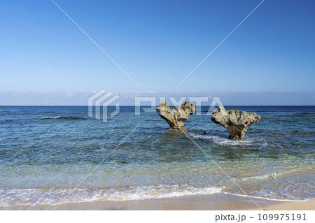 青空と海に浮かぶハートロック　ティーヌ浜　沖縄県今帰仁村 109975191