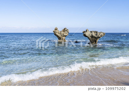 青空と海に浮かぶハートロック　ティーヌ浜　沖縄県今帰仁村 109975202