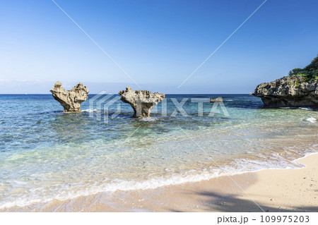 青空と海に浮かぶハートロック　ティーヌ浜　沖縄県今帰仁村 109975203