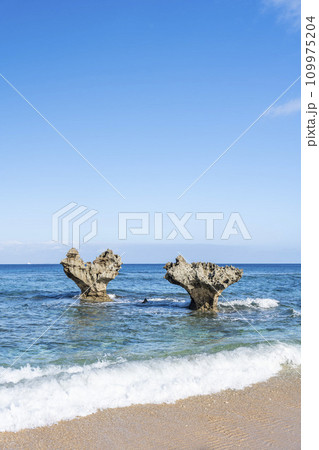青空と海に浮かぶハートロック　ティーヌ浜　沖縄県今帰仁村 109975204