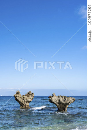 青空と海に浮かぶハートロック　ティーヌ浜　沖縄県今帰仁村 109975206