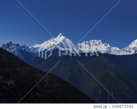 中国雲南省・薄明の梅里雪山 [メツモ峰 (緬茨姆 ・神女峰)・五冠神山 (ジャワリンガ)] 109975582