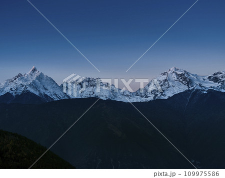 中国雲南省・薄明の梅里雪山 [五冠神山 (ジャワリンガ)・メツモ峰 (緬茨姆 ・神女峰)] 109975586