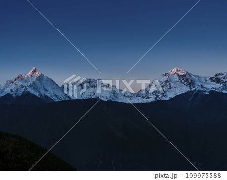 中国雲南省・梅里雪山の夜明け [五冠神山 (ジャワリンガ)・メツモ峰 (緬茨姆 ・神女峰)] 109975588