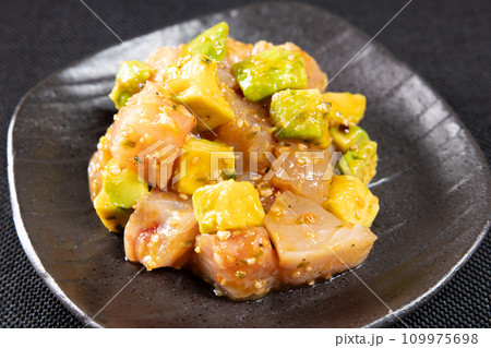 まぐろとアボカドの胡麻醤油和え 109975698