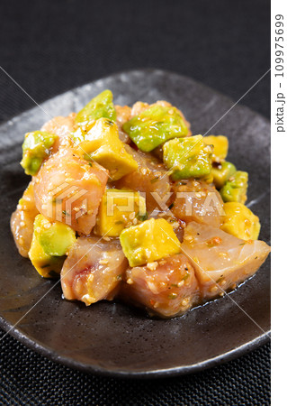 まぐろとアボカドの胡麻醤油和え 109975699