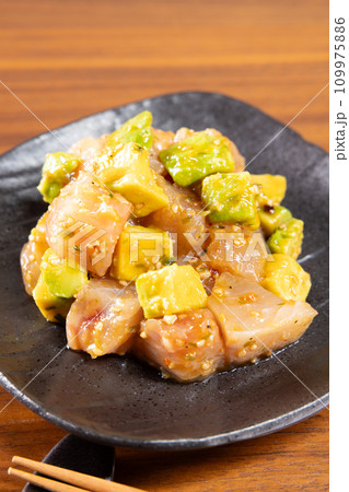 まぐろとアボカドの胡麻醤油和え まぐろとアボカドの胡麻醤油和え 109975886