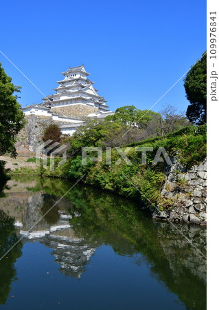 姫路城027 大天守、小天守、濠、石垣 姫路城027 大天守、小天守、濠、石垣 109976841