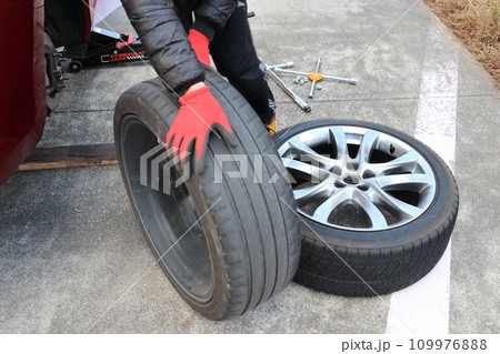 スタッドレス　タイヤ交換作業 109976888