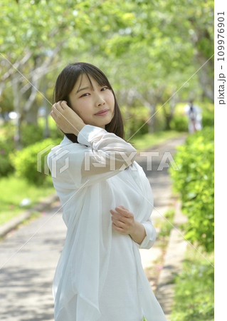 新緑の公園と若い女性 新緑の公園と若い女性 109976901