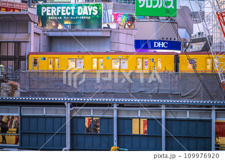 日本の東京都市景観 銀座線の車両がホーム（ドーム）の外を走る珍しい光景・右奥に渋谷Qフロント＝22日 109976920