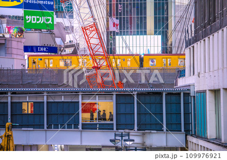 日本の東京都市景観 銀座線の車両がホーム(ドーム)の外を走る珍しい光景・奥は渋谷Qフロント=22日 日本の東京都市景観 銀座線の車両がホーム(ドーム)の外を走る珍しい光景・奥は渋谷Qフロント=22日 109976921