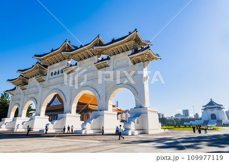 台湾　中正紀念堂　自由広場牌樓と図書室 109977119
