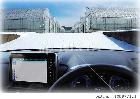 雪の積もった急な坂道を上ろうとしている自動車のドライバー視点(イラスト風) 雪の積もった急な坂道を上ろうとしている自動車のドライバー視点(イラスト風) 109977121