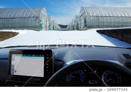 雪の積もった急な坂道を上ろうとしている自動車のドライバー視点 雪の積もった急な坂道を上ろうとしている自動車のドライバー視点 109977145