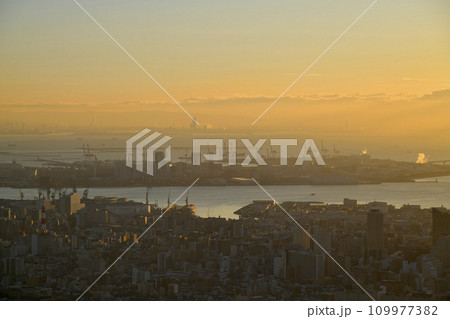 朝日を浴びる神戸の街 109977382