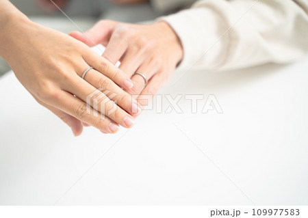 結婚指輪をつけた夫婦の手 結婚指輪をつけた夫婦の手 109977583