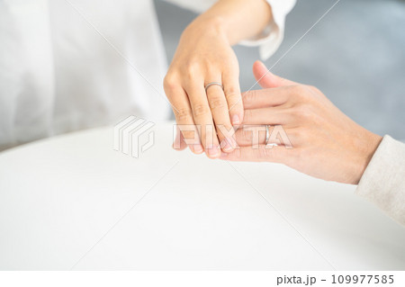 結婚指輪をつけた夫婦の手 結婚指輪をつけた夫婦の手 109977585