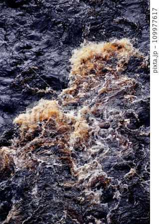 スペイ川に流れ込むエイボン川のウィスキー色の水 109977617