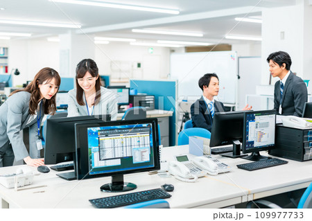 オフィスで働く若いビジネスパーソン 109977733