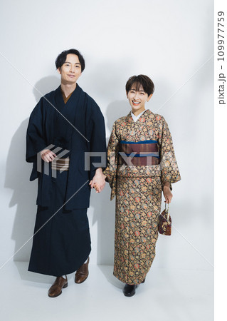 着物を着たカップル 109977759