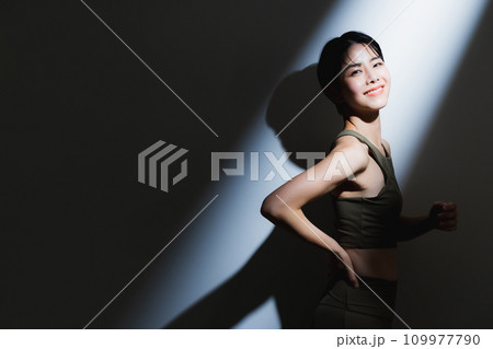 トレーニングウェアを着た女性 トレーニングウェアを着た女性 109977790