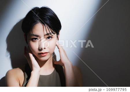 トレーニングウェアを着た女性　　　 109977795