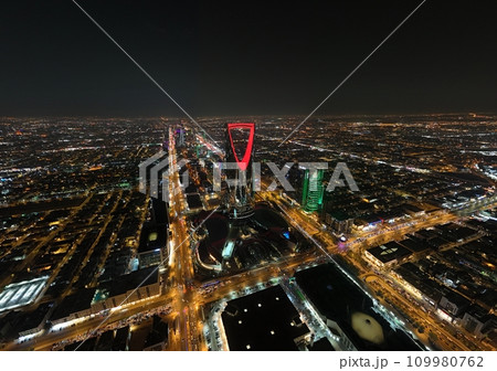 Drone shot foto. Saudi Arabia. Riyadh. Kingdom tower. Night. 109980762