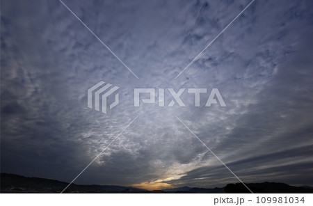 複層の雲が放射状に広がった朝空・春・超広角・空主体・230424am 複層の雲が放射状に広がった朝空・春・超広角・空主体・230424am 109981034