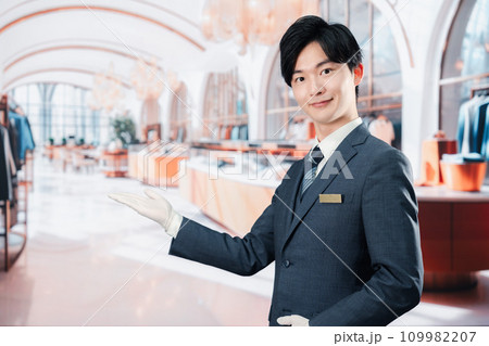 高級ブランド店で接客をする男性スタッフ 高級ブランド店で接客をする男性スタッフ 109982207
