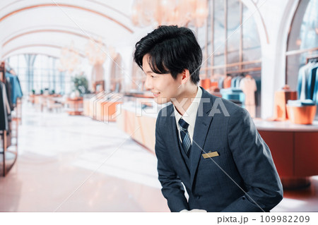 高級ブランド店で接客をする男性スタッフ 高級ブランド店で接客をする男性スタッフ 109982209