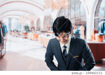 高級ブランド店で接客をする男性スタッフ 高級ブランド店で接客をする男性スタッフ 109982212