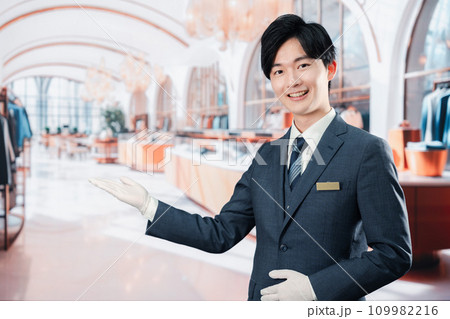 高級ブランド店で接客をする男性スタッフ 高級ブランド店で接客をする男性スタッフ 109982216