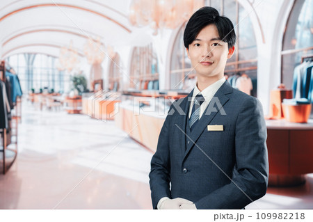 高級ブランド店で接客をする男性スタッフ 高級ブランド店で接客をする男性スタッフ 109982218